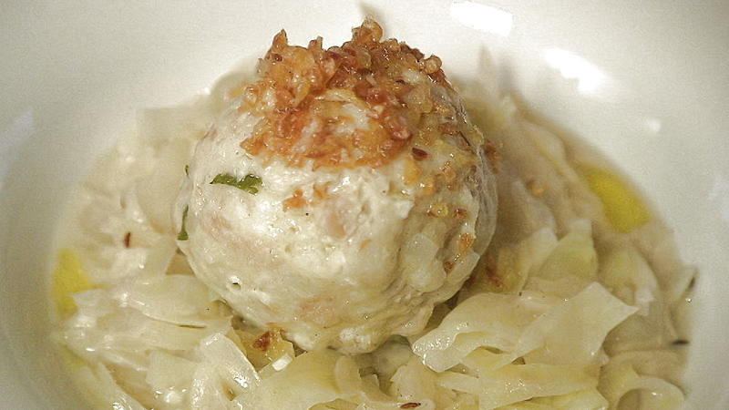 Original Tiroler Kasknödel mit Weinkraut - Rezept mit Video - kochbar.de