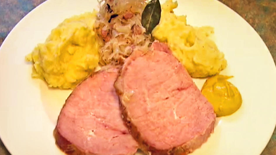 Kasseler mit Sauerkraut und Kartoffelpรผree Kasseler mit Sauerkraut und Kartoffelpรผree