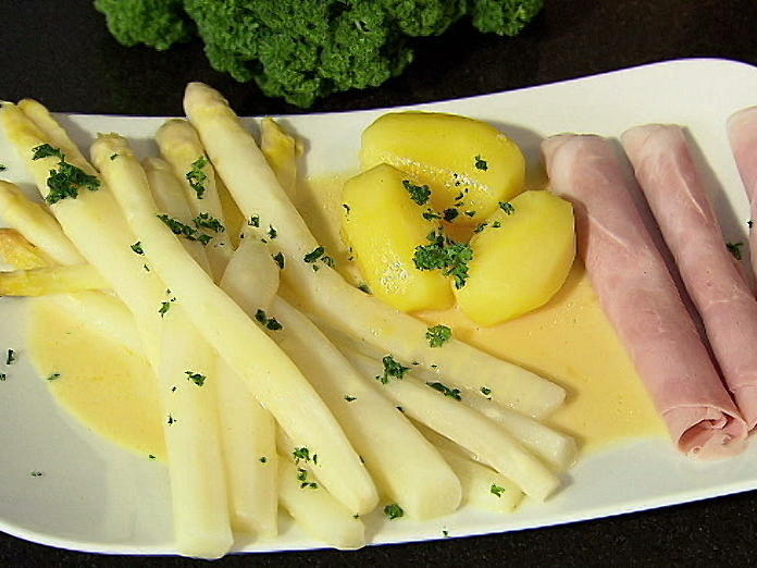 Spargel in selbst gemachter Sauce Hollandaise mit Kartoffeln und ...