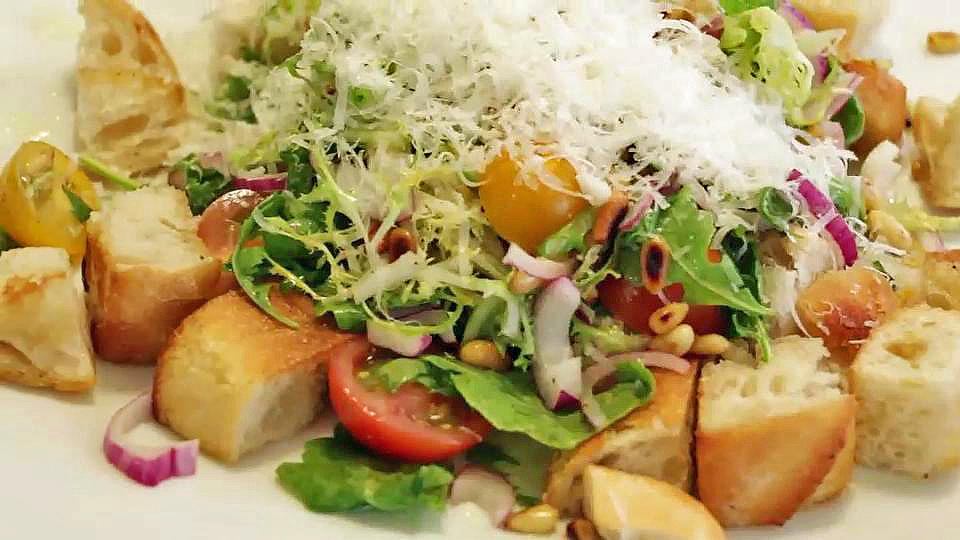 Leckerer 4-Minuten-Brotsalat Leckerer 4-Minuten-Brotsalat