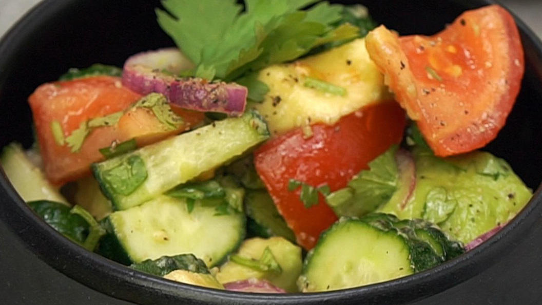 Gurkensalat mit Avocado - Rezept mit Video - kochbar.de