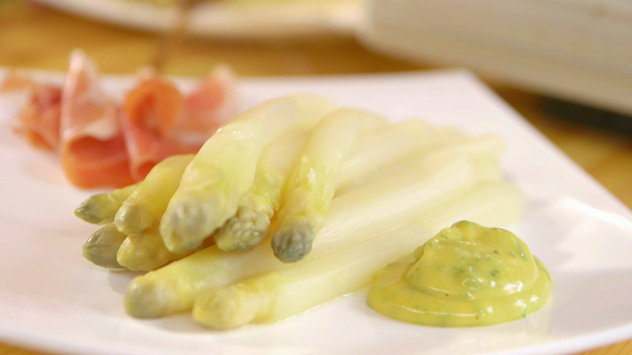 Spargel mit Bärlauch-Mayonnaise - Rezept mit Video - kochbar.de