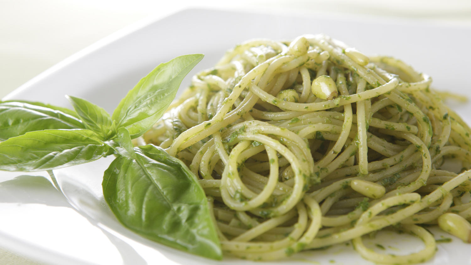 Pasta mit Pesto alla genovese - Rezept mit Video - kochbar.de