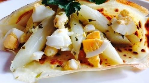 Omas warmer Spargelsalat mit Crêpes Omas warmer Spargelsalat mit Crêpes