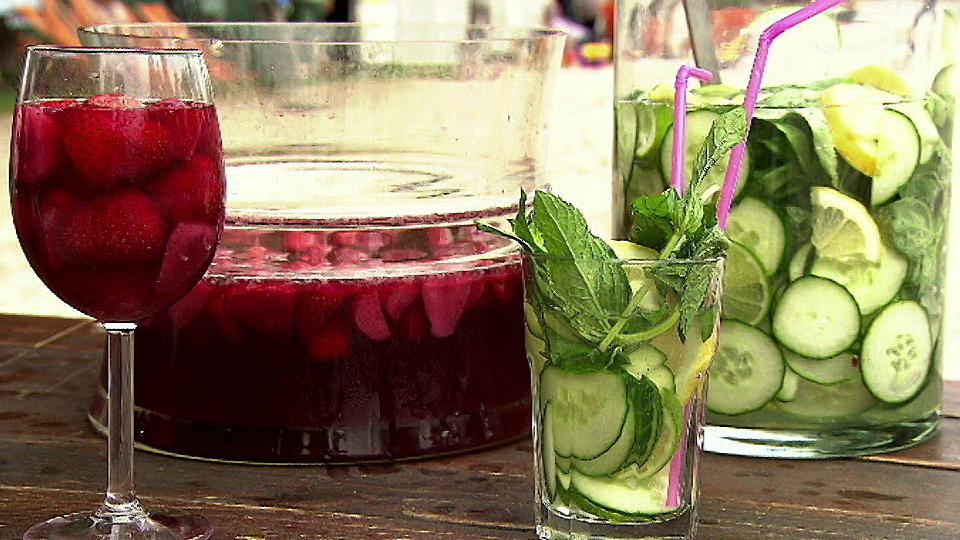 Erdbeerbowle und Kinderpunsch Erdbeerbowle und Kinderpunsch