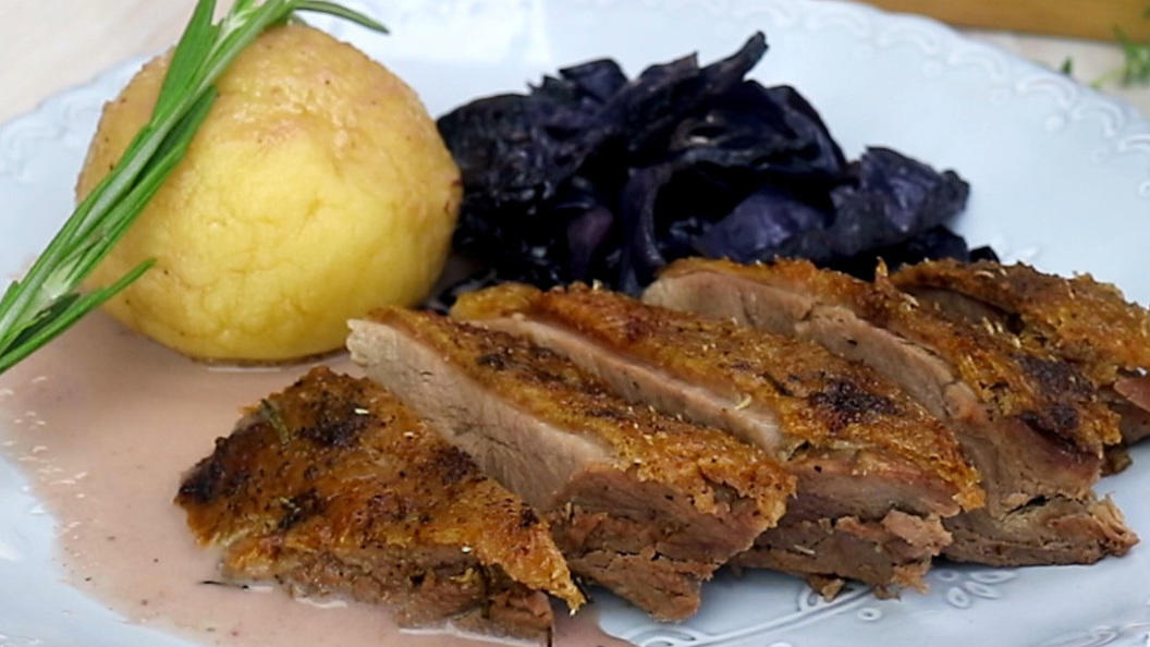 Gänsebrust mit Rotkohl und Knödel Gänsebrust mit Rotkohl und Knödel