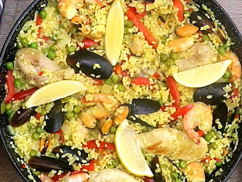 Paella mit Hähnchen und Meeresfrüchten - Rezept mit Video - kochbar.de