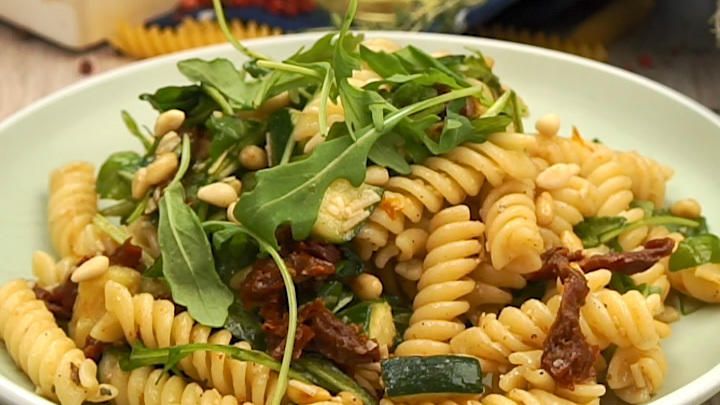 Italienischer Nudelsalat mit Honig-Senf-Dressing Italienischer Nudelsalat mit Honig-Senf-Dressing