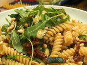 Italienischer Nudelsalat mit Honig-Senf-Dressing