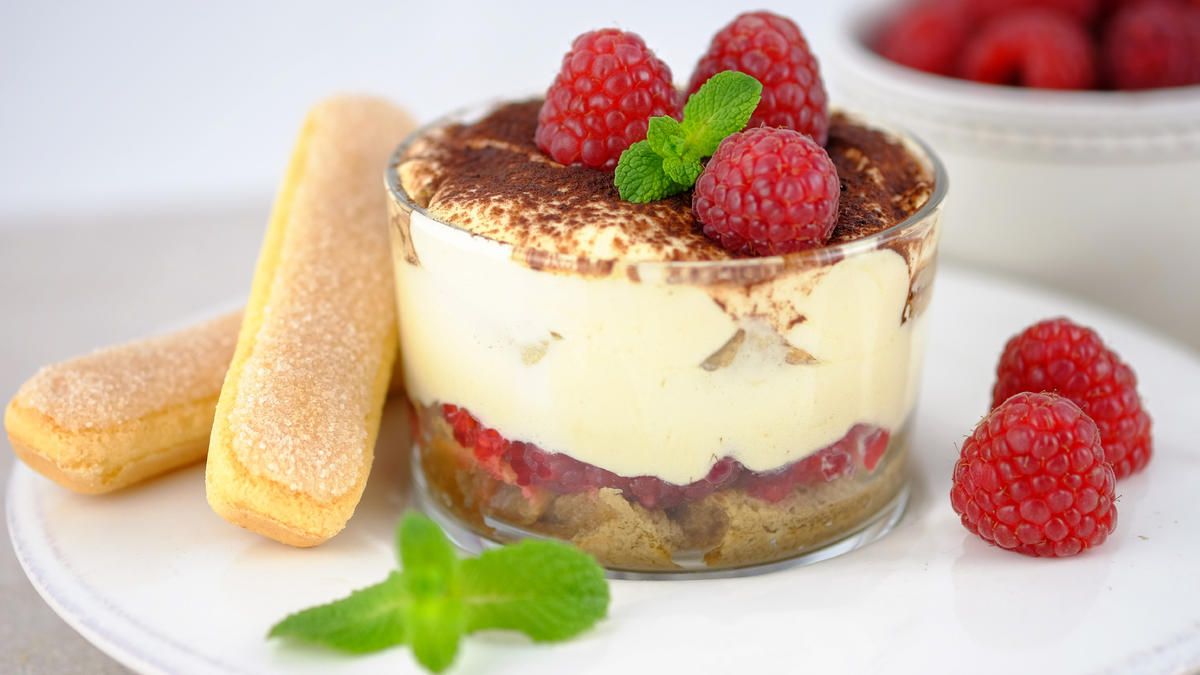 So geht das Himbeer-Tiramisu