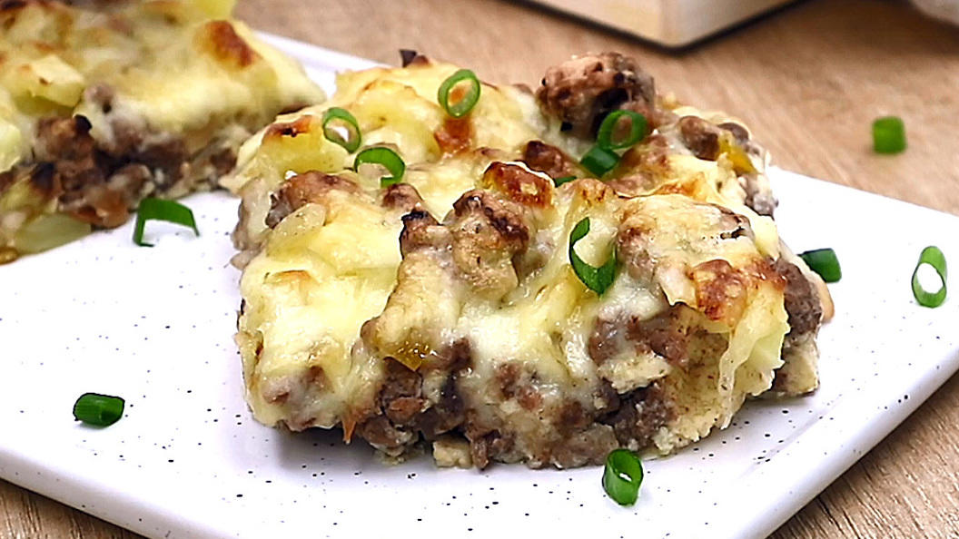 Weiße Pizza mit Hackfleisch