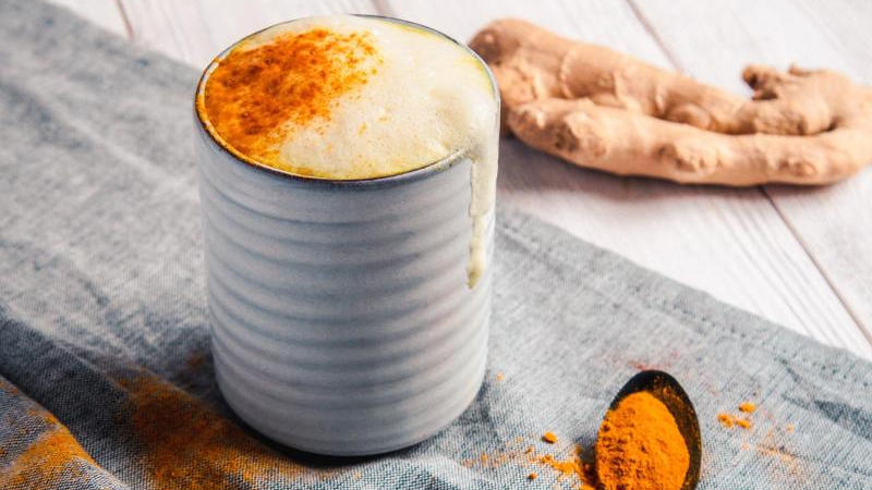 Goldene Milch: So macht man den Winterdrink